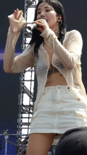 【门事件】H国女团❤️权恩妃❤️户外演出雨中湿身，好身材好奶子一蹦一跳，超短裙露出白色内裤！
