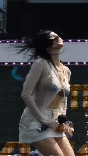 【门事件】H国女团❤️权恩妃❤️户外演出雨中湿身，好身材好奶子一蹦一跳，超短裙露出白色内裤！