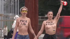 【门事件】 新闻热搜❤️乌克兰女权反饿人员裸露上身❤️在联合国欧洲总部破坏纪念雕塑！