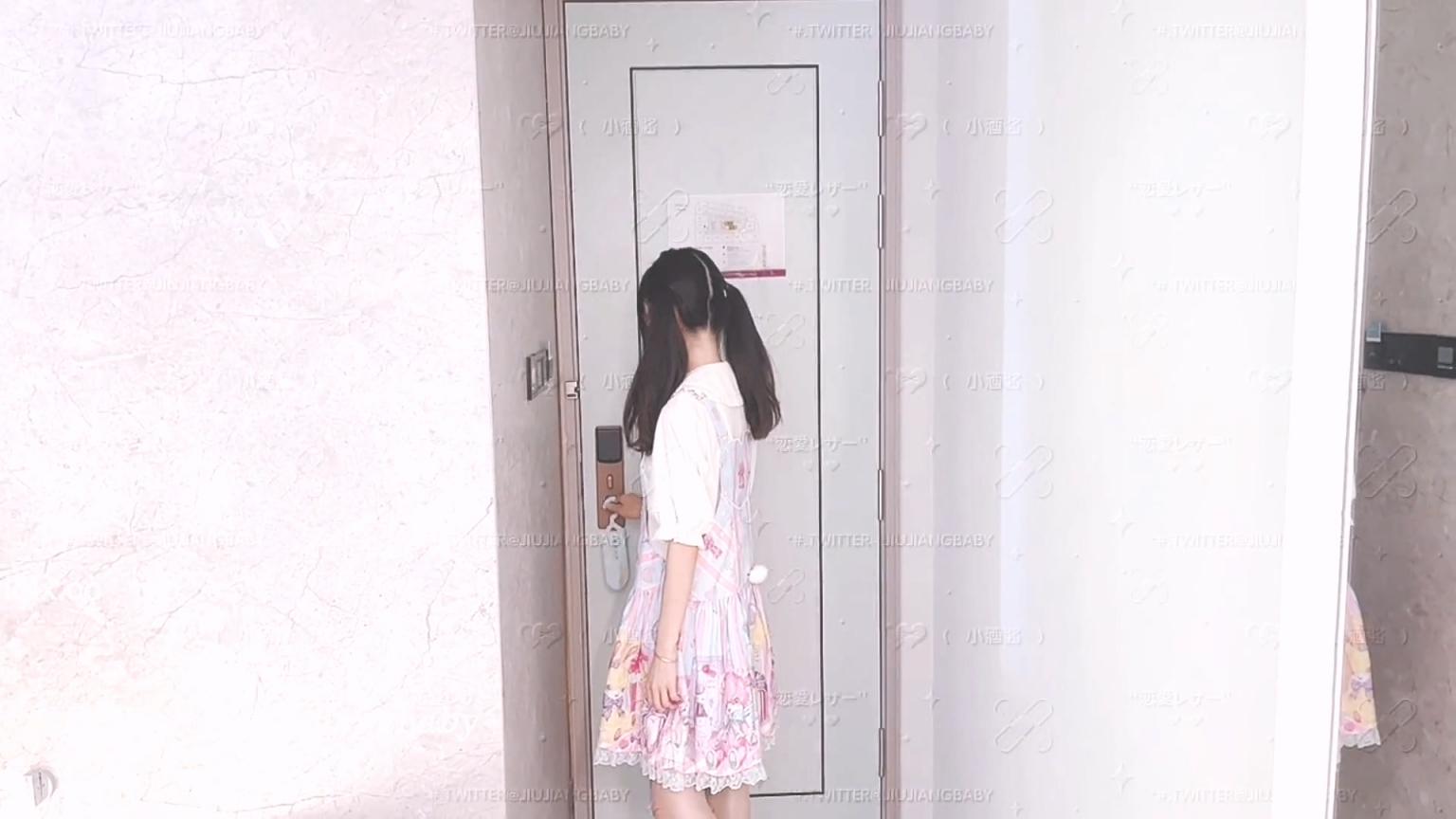推特27万粉清纯福利姬「小酒酱」✨双马尾萝莉塔和粉丝约线下足交啪啪 粉嫩小穴送我的特别礼物