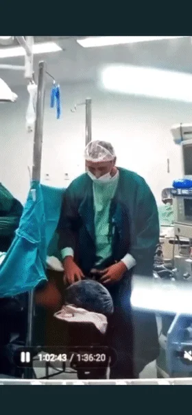 ❤️猎奇❤️妇麻醉剖腹产子，麻醉师竟掏出鸡巴塞入产妇口中进行性侵！