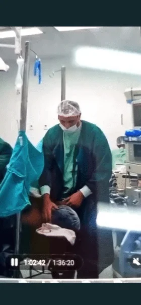 ❤️猎奇❤️妇麻醉剖腹产子，麻醉师竟掏出鸡巴塞入产妇口中进行性侵！