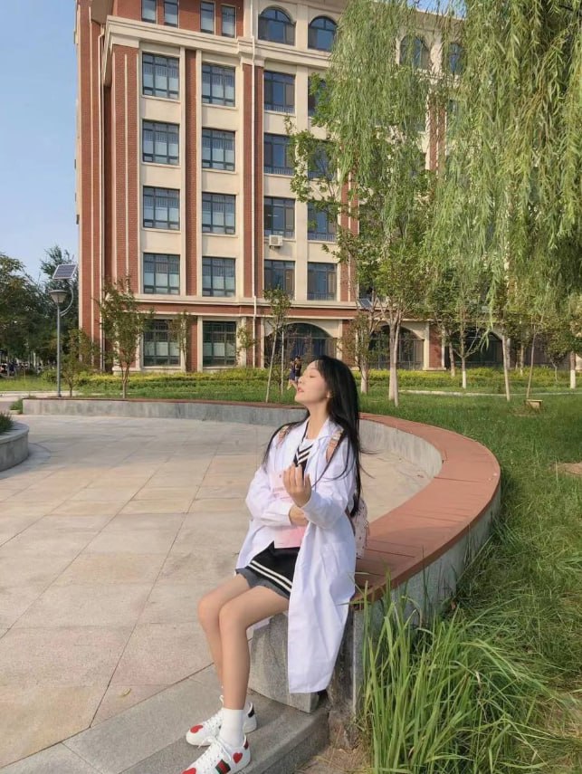 齐鲁医药学院的大三医学生张佳薇 极品清纯的高挑女孩 床上与生活中极度反差