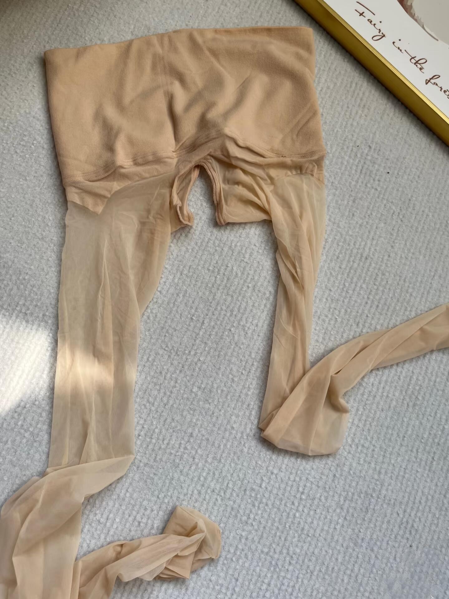 女人穿开档连裤袜，内裤是穿里边还是外边？