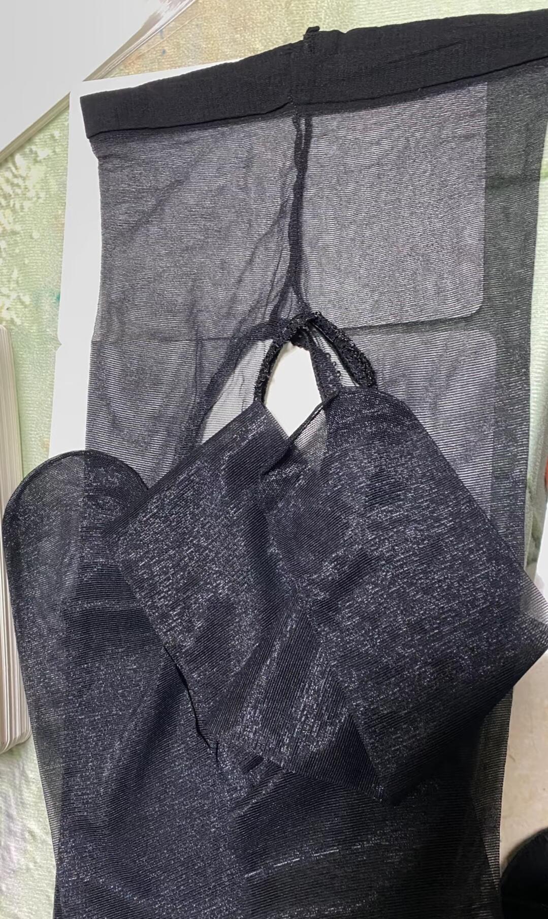 女人穿开档连裤袜，内裤是穿里边还是外边？