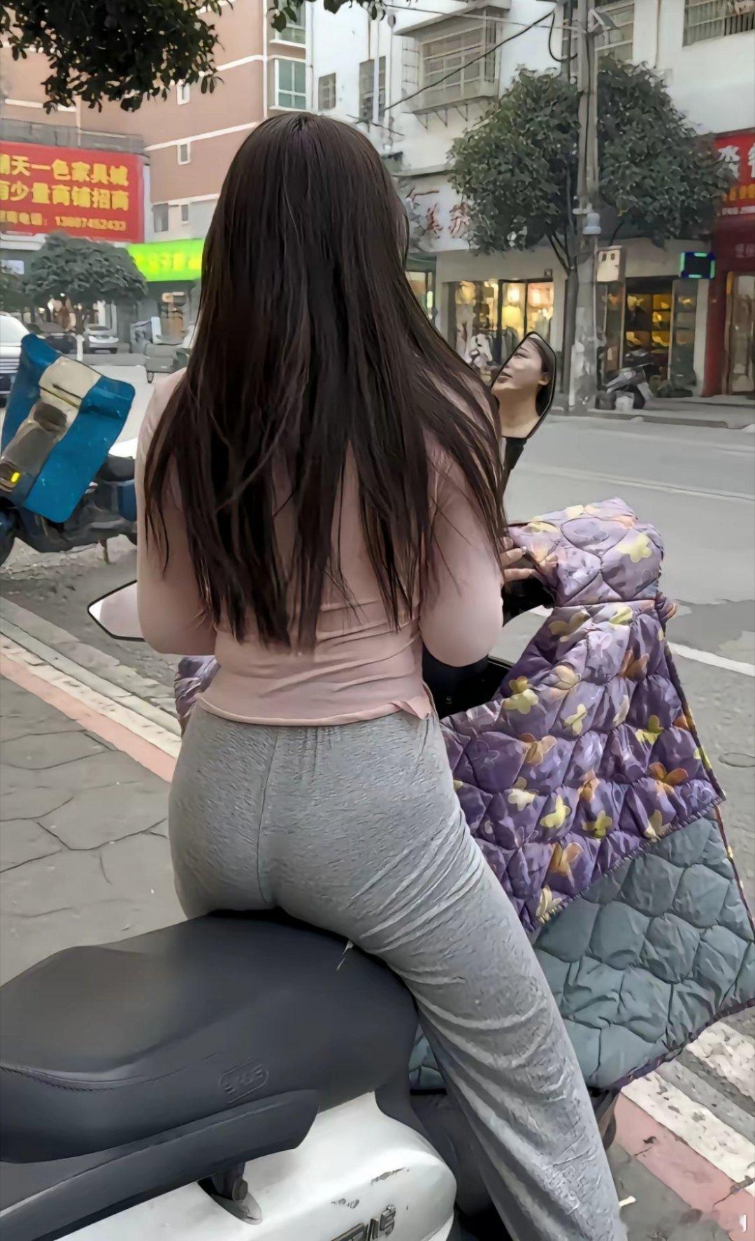 若隐若现的内裤痕