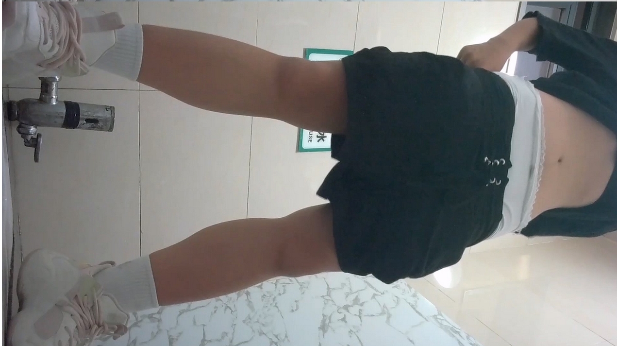 全景厕拍 姐姐尿尿的时候弟弟跑过来要看她的逼⭐姐姐生气的骂