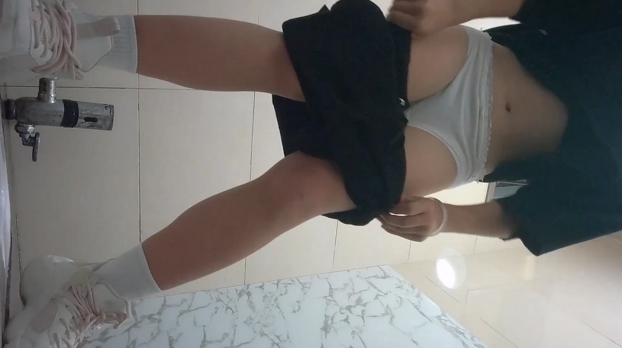全景厕拍 姐姐尿尿的时候弟弟跑过来要看她的逼⭐姐姐生气的骂