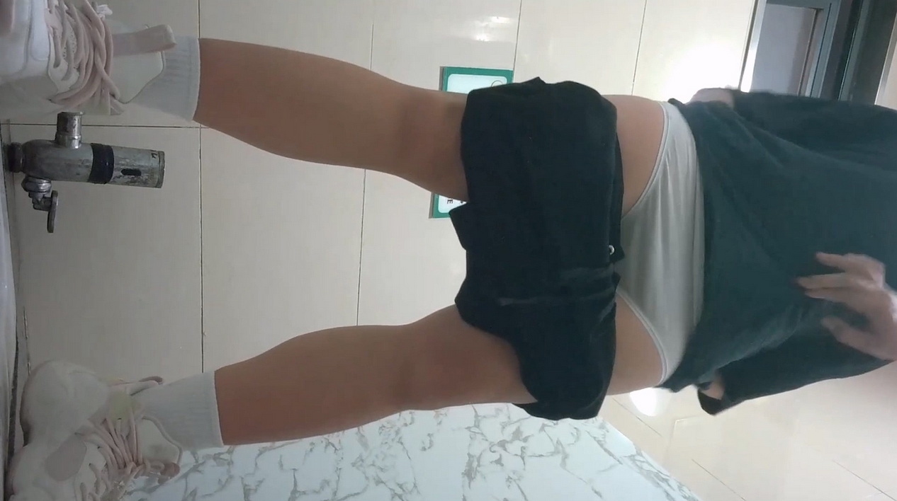 全景厕拍 姐姐尿尿的时候弟弟跑过来要看她的逼⭐姐姐生气的骂