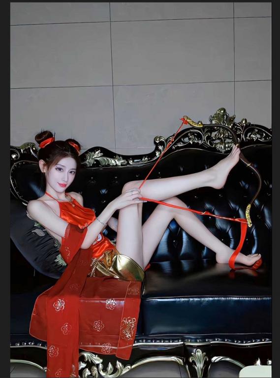 哪吒之淫娃降世～红衣魔童 袒胸露腿另类刺激！高颜值妹子cos红衣哪吒，露乳秀长腿，妖娆多姿