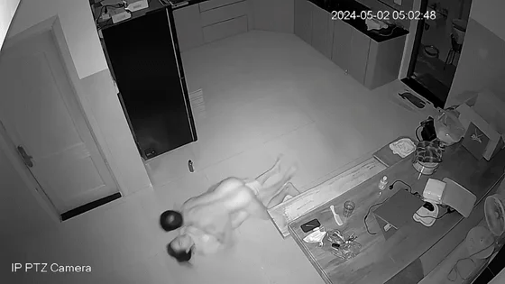 破解家庭摄像头偷拍❤️夫妻寻刺激在厨房地板做爱被房间出来准备上厕所的女儿撞到当场社死尴尬的缩回房间