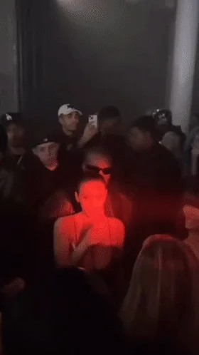 侃爷性奴之Kanye的妻子比安卡Bianca，格莱美颁奖典全裸大秀身材，身穿透明服装，露出胸部！
