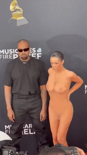 侃爷性奴之Kanye的妻子比安卡Bianca，格莱美颁奖典全裸大秀身材，身穿透明服装，露出胸部！