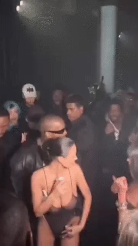 侃爷性奴之Kanye的妻子比安卡Bianca，格莱美颁奖典全裸大秀身材，身穿透明服装，露出胸部！