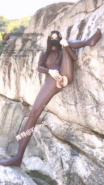 边走边尿性感骚婊女神 露出塞跳蛋，爽到喷水流白浆，白天挑战公园喷水，带着阴环穿着肉丝喷的好远啊