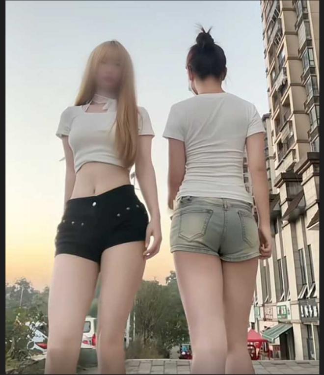 抖音网红桃子土豪版双人裸舞再次来袭！目前已改名为笨蛋小妮