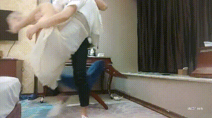良家少妇 不要痛这样 最喜欢强迫别人 别射里面 你他妈有病轻点 身材苗条聊完天强行脱衣啪啪