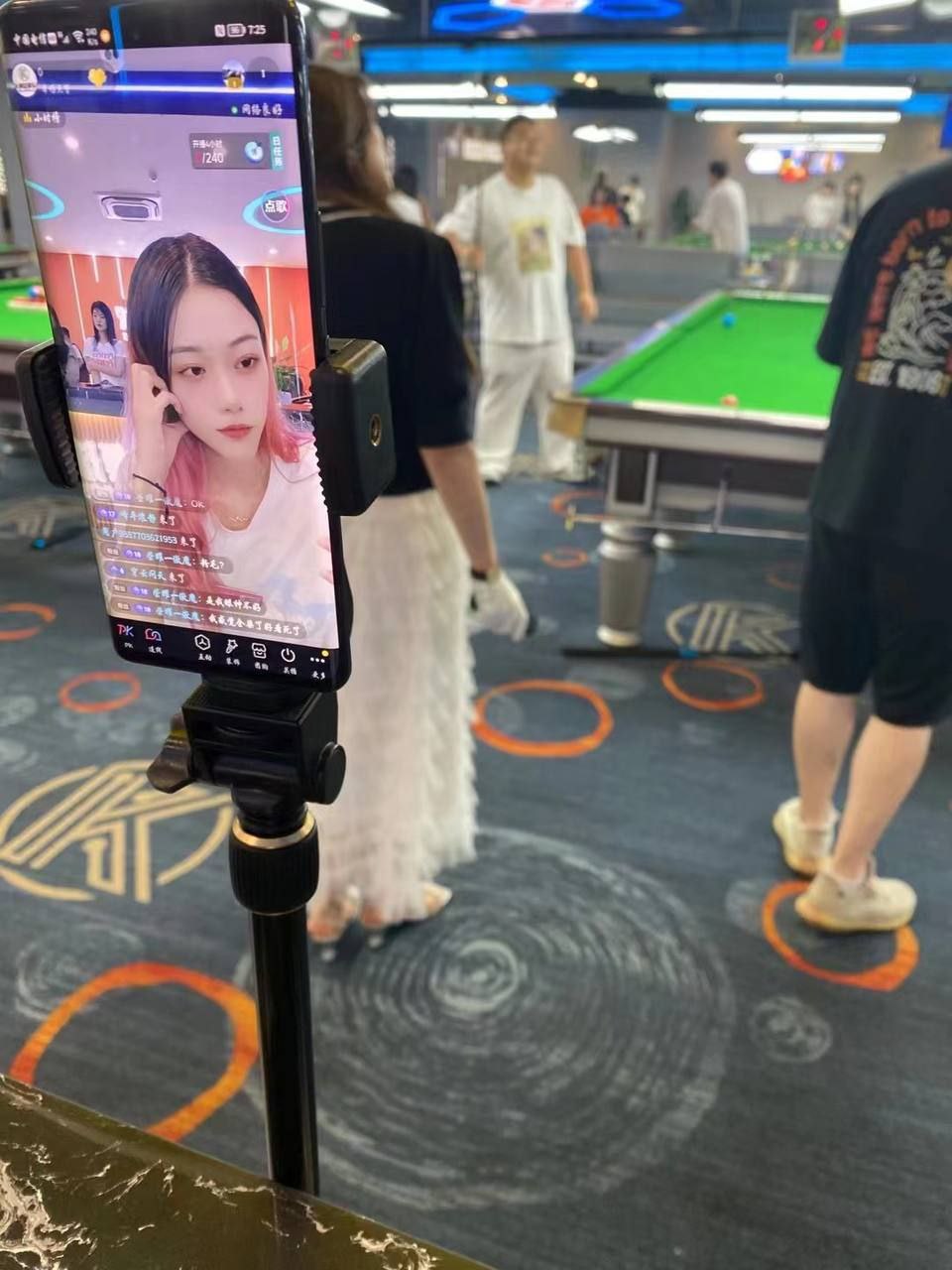 曝光成都台球厅助教周韵 每天穿短裙撅屁股勾引客人充卡 妥妥的公交车呀