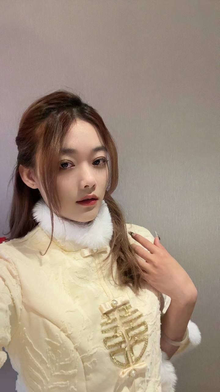 曝光成都台球厅助教周韵 每天穿短裙撅屁股勾引客人充卡 妥妥的公交车呀