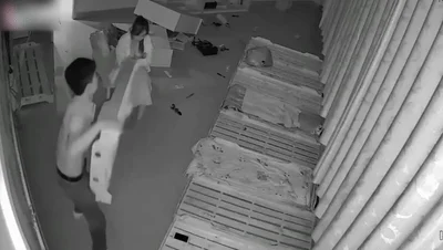廊坊金湾幼师被前男友找上门争吵打砸过后被男友按在木板床上强J！