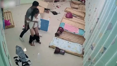 廊坊金湾幼师被前男友找上门争吵打砸过后被男友按在木板床上强J！