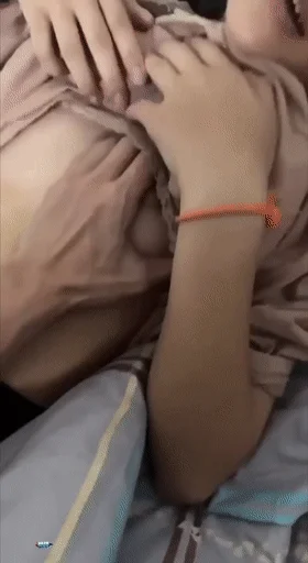 猎奇 女寝内与女友艹逼啪啪啪，好多妹妹在睡觉，趁机与女友来一发，粉嫩的乳头，下铺床上疯狂艹逼！
