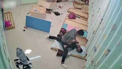 廊坊金湾幼师被前男友找上门争吵打砸过后被男友按在木板床上强J！