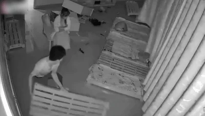 廊坊金湾幼师被前男友找上门争吵打砸过后被男友按在木板床上强J！
