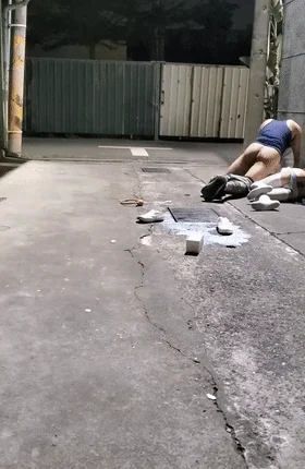 00后JK妹子醉倒在小巷子内，被路过的小哥摁在地上撩开裙子就是一顿猛操，还疯狂口爆，简直爽翻了！