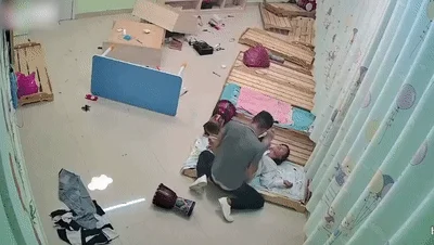 廊坊金湾幼师被前男友找上门争吵打砸过后被男友按在木板床上强J！