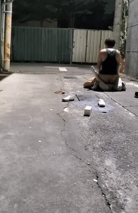 00后JK妹子醉倒在小巷子内，被路过的小哥摁在地上撩开裙子就是一顿猛操，还疯狂口爆，简直爽翻了！