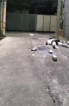 00后JK妹子醉倒在小巷子内，被路过的小哥摁在地上撩开裙子就是一顿猛操，还疯狂口爆，简直爽翻了！