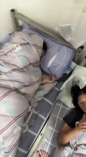 猎奇 女寝内与女友艹逼啪啪啪，好多妹妹在睡觉，趁机与女友来一发，粉嫩的乳头，下铺床上疯狂艹逼！