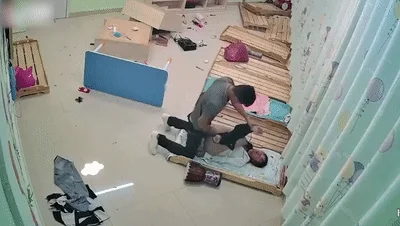 廊坊金湾幼师被前男友找上门争吵打砸过后被男友按在木板床上强J！
