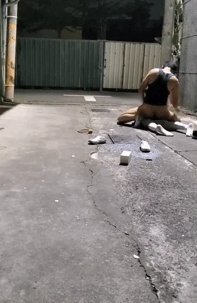00后JK妹子醉倒在小巷子内，被路过的小哥摁在地上撩开裙子就是一顿猛操，还疯狂口爆，简直爽翻了！