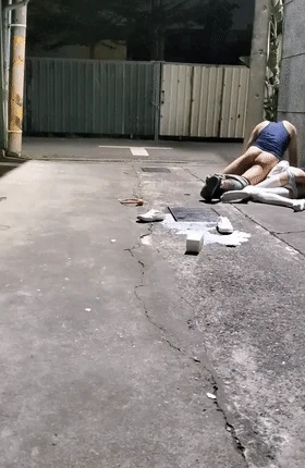 00后JK妹子醉倒在小巷子内，被路过的小哥摁在地上撩开裙子就是一顿猛操，还疯狂口爆，简直爽翻了！