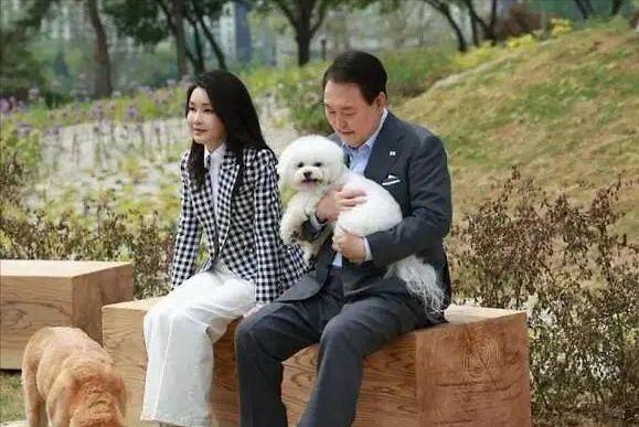 尹锡悦妻子金建希：40岁嫁年长12岁丈夫，身为第一夫人争议不断