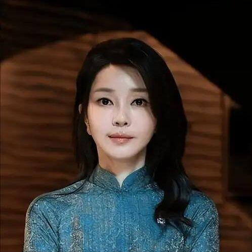 尹锡悦妻子金建希：40岁嫁年长12岁丈夫，身为第一夫人争议不断