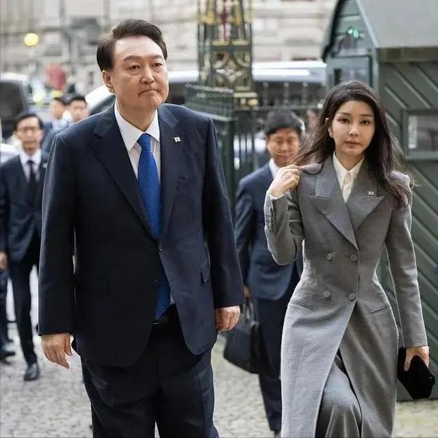 尹锡悦妻子金建希：40岁嫁年长12岁丈夫，身为第一夫人争议不断