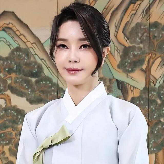 尹锡悦妻子金建希：40岁嫁年长12岁丈夫，身为第一夫人争议不断