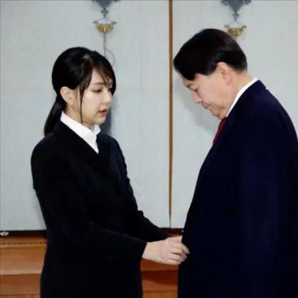 尹锡悦妻子金建希：40岁嫁年长12岁丈夫，身为第一夫人争议不断