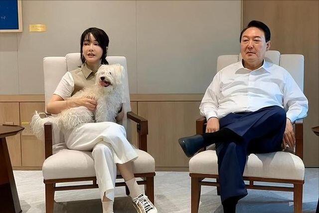 尹锡悦妻子金建希：40岁嫁年长12岁丈夫，身为第一夫人争议不断