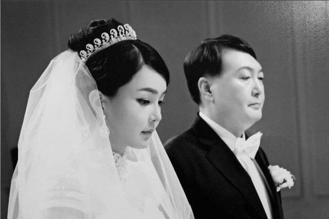 尹锡悦妻子金建希：40岁嫁年长12岁丈夫，身为第一夫人争议不断