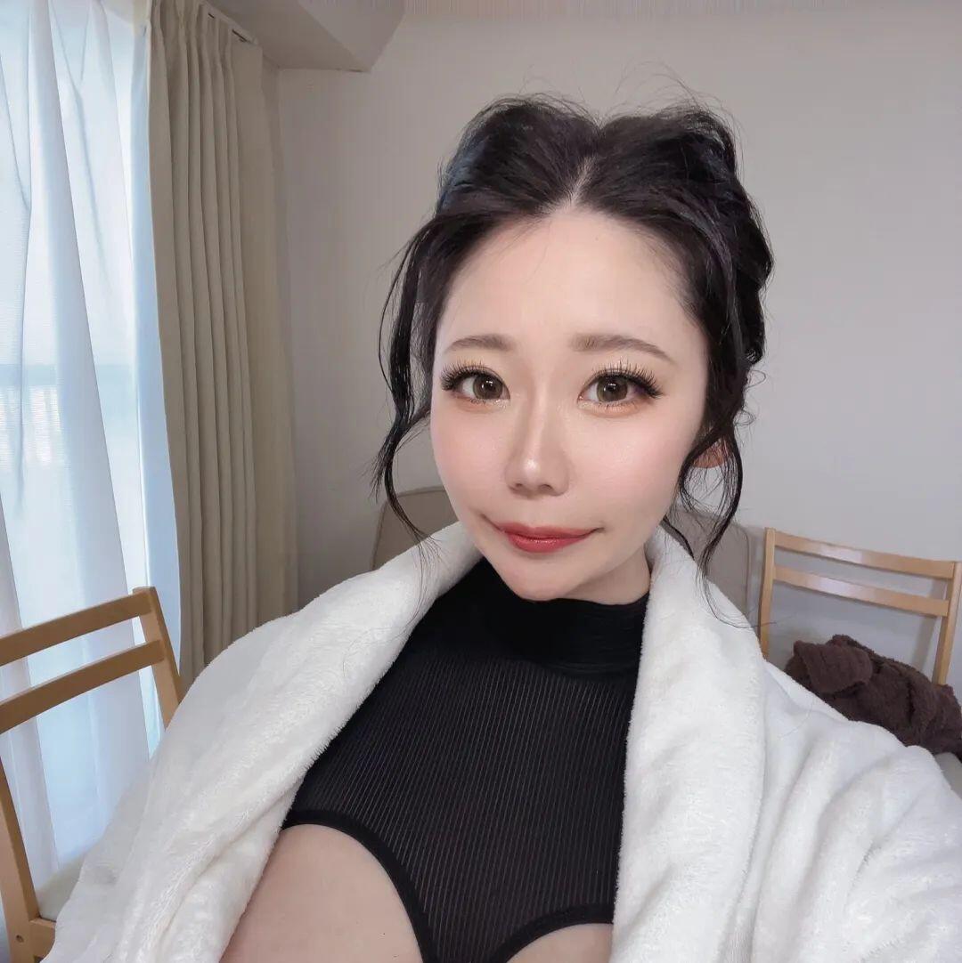 K级九头身女神复出 是生存压力所迫还是未熄的职业欲望火焰？