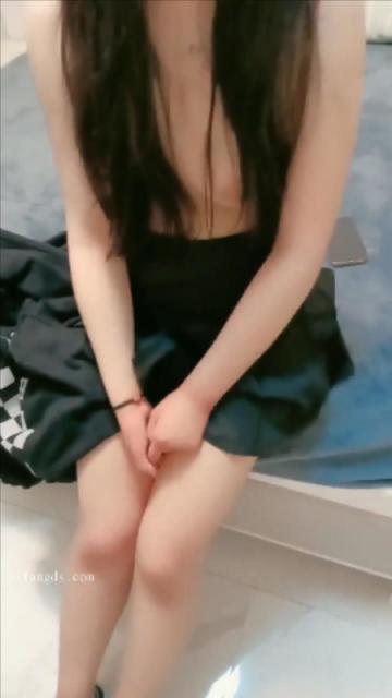 初夜开苞 学生妹卖掉处女身 非常青春极具妙感 紧致一线天裂缝嫩鲍 奶子都是粉的 夹得好紧内射浓汁