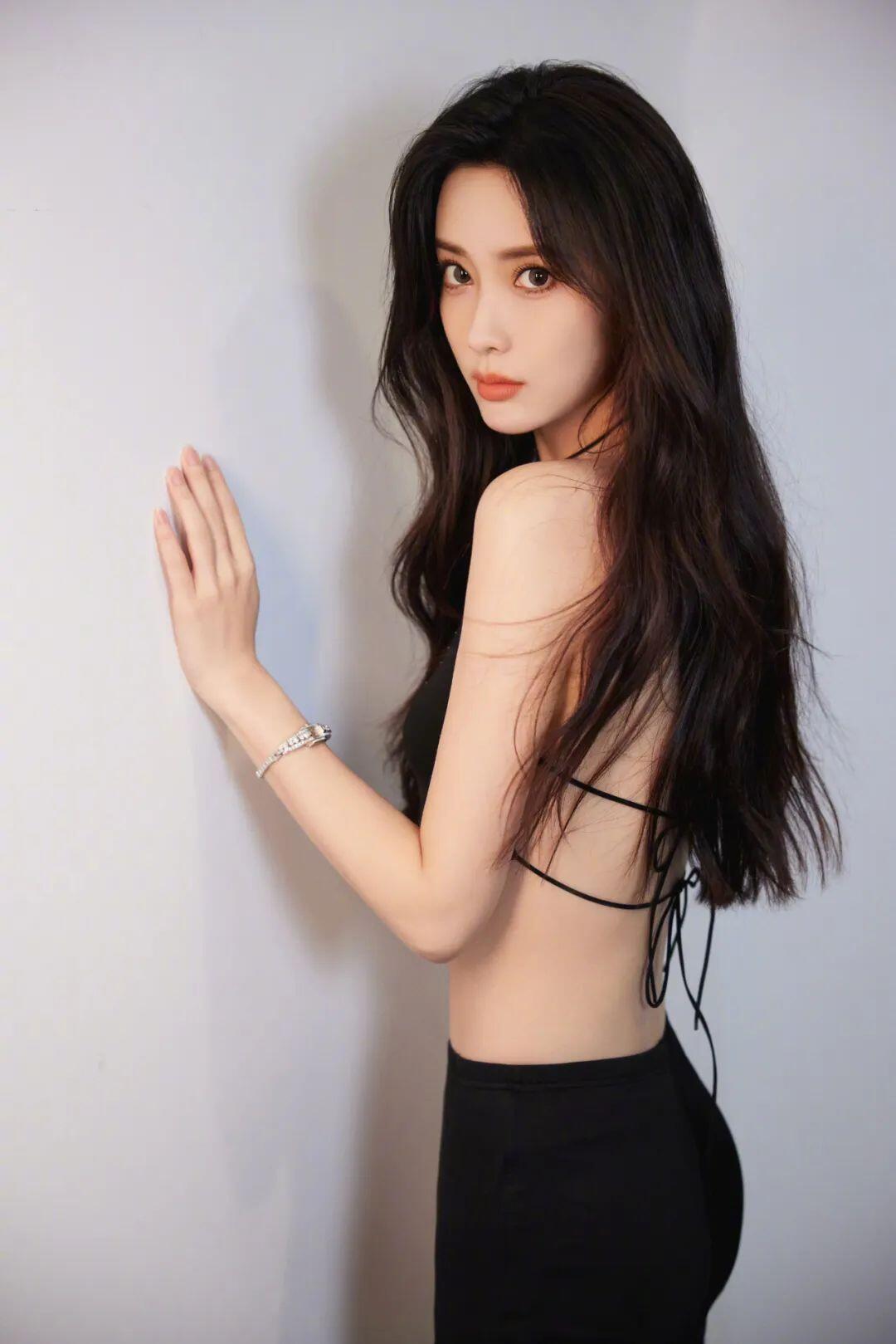 又纯又欲！绝对极品！95年嫩模，黑色肚兜真美