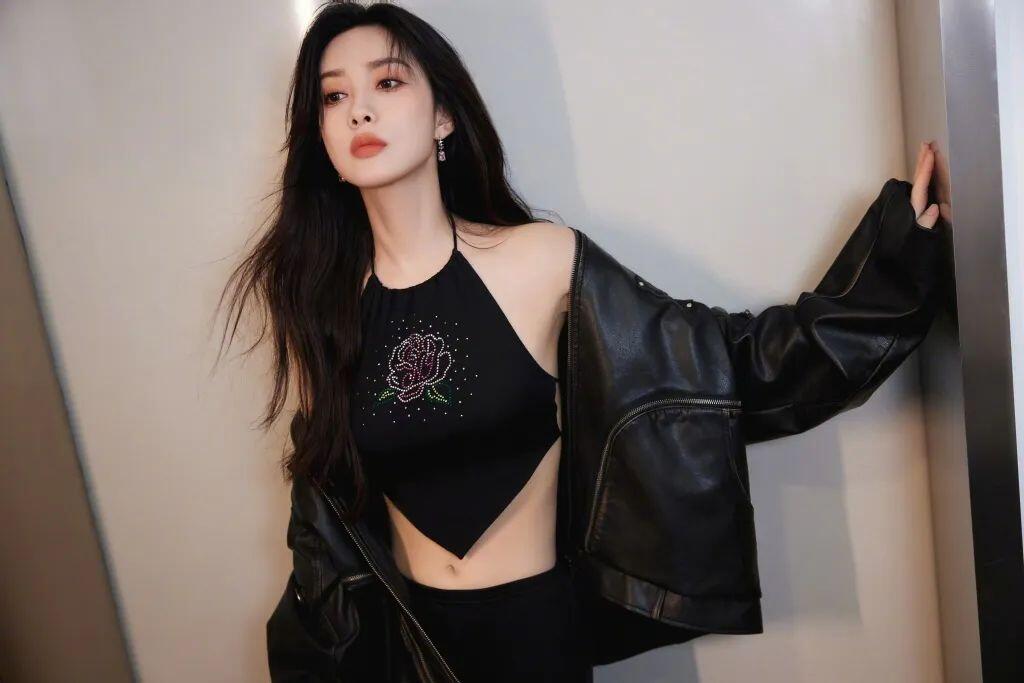 又纯又欲！绝对极品！95年嫩模，黑色肚兜真美