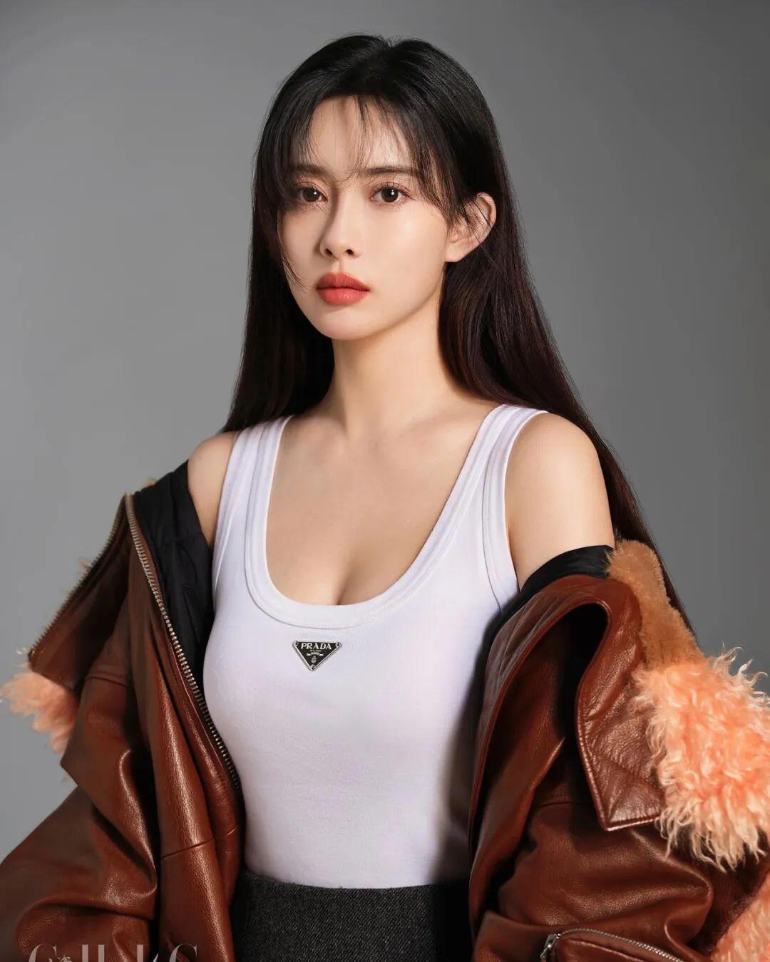 又纯又欲！绝对极品！95年嫩模，黑色肚兜真美