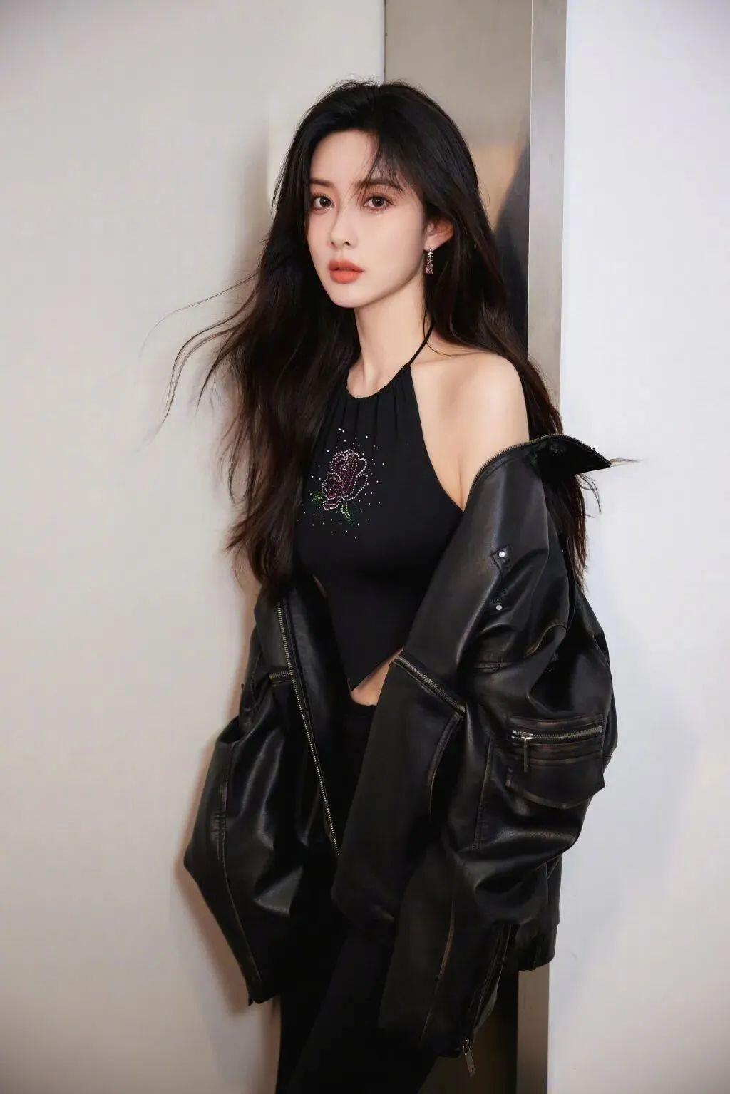 又纯又欲！绝对极品！95年嫩模，黑色肚兜真美