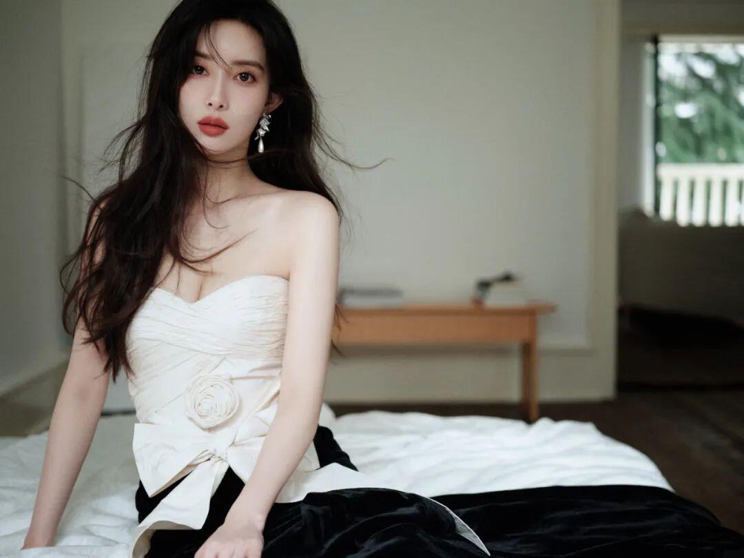 又纯又欲！绝对极品！95年嫩模，黑色肚兜真美